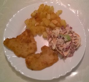 rántott csirke pirított krumplival és salátával