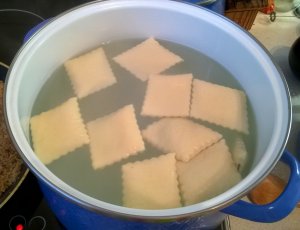 Feljött a derejye a víz felszínére