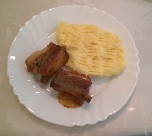 Sült oldalas krumplipürével