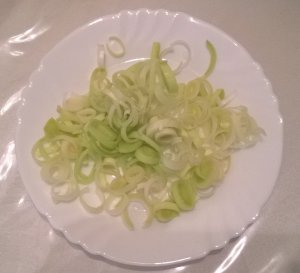 Karíkára vágom a hagymát