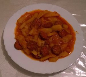 Paprikás krumpli tányéron