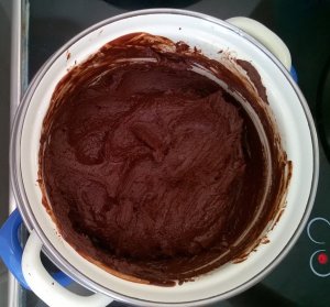 Megolvasztom a csokit a vajjal