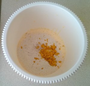 Belerakom a lisztet és a narancsot