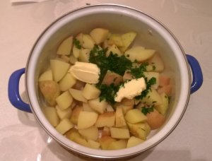 Ráteszem a petrezselymet és a vajat